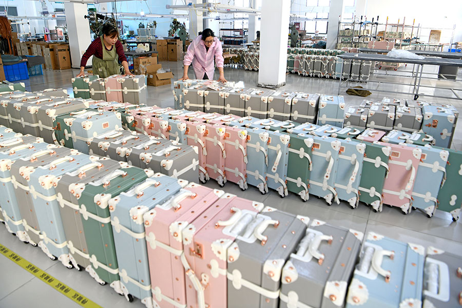 2024年5月7日，安徽省淮南市壽縣堰口鎮(zhèn)產(chǎn)業(yè)振興基地內(nèi)，村民在淮南知物家居用品有限公司生產(chǎn)出口的箱包。