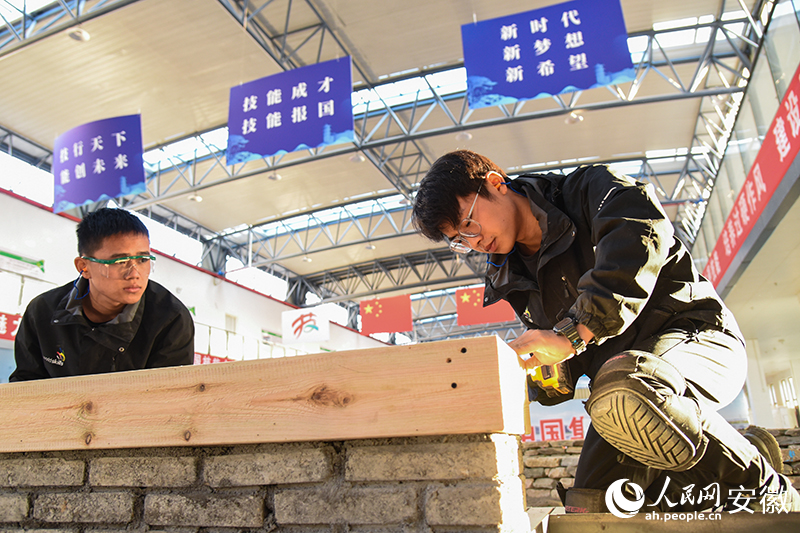 閆志廣（左）日常訓(xùn)練中。人民網(wǎng)記者 李希蒙攝