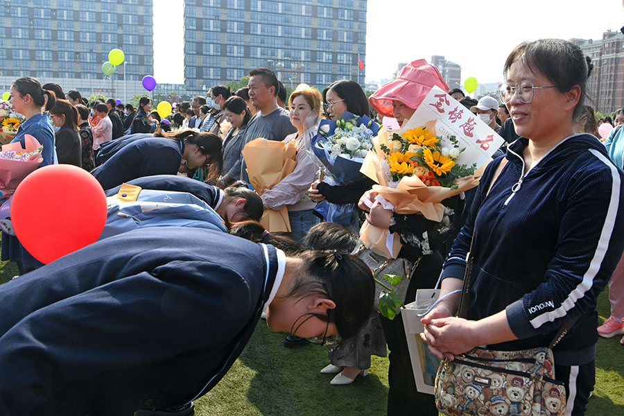 2024年5月8日，安徽省淮南二中高三學生向父母鞠躬，感謝父母養(yǎng)育之恩。