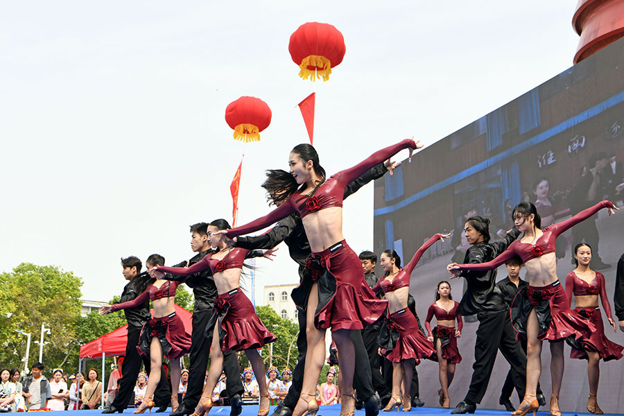 安徽省淮南世際藝術(shù)學(xué)校學(xué)生在淮南市2024年職業(yè)教育活動周現(xiàn)場展示拉丁舞。