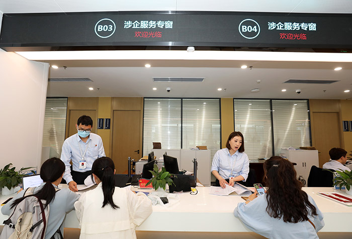 “四證齊發(fā)”窗口辦理現(xiàn)場(chǎng)。李鑫攝