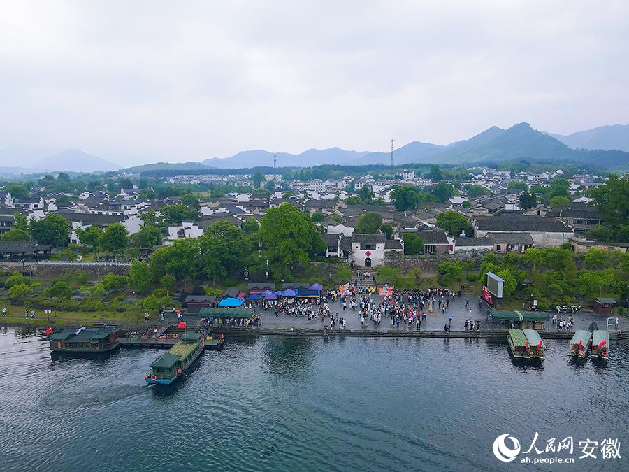 桃花潭東岸，徽派建筑掩映在青山綠水間。人民網(wǎng)記者 王曉飛攝