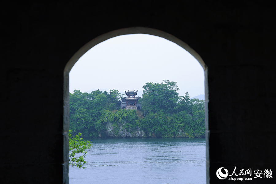透過東岸拱門看桃花潭風景。人民網(wǎng)記者 王曉飛攝