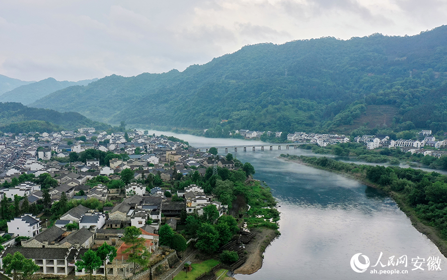 雨中桃花潭，水霧氤氳。人民網(wǎng)記者 陳若天攝