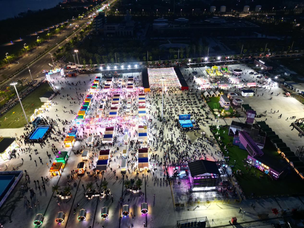 航拍濱江夜市。迎江區(qū)委宣傳部供圖