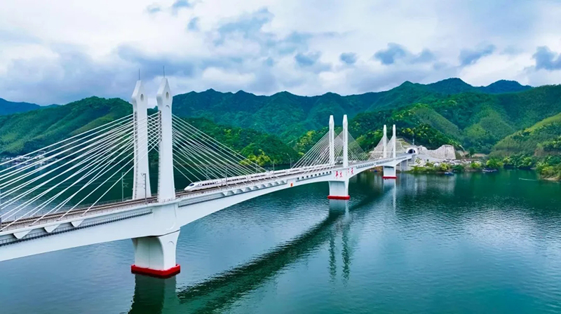 開行后的池黃高鐵穿過太平湖特大橋。高強攝