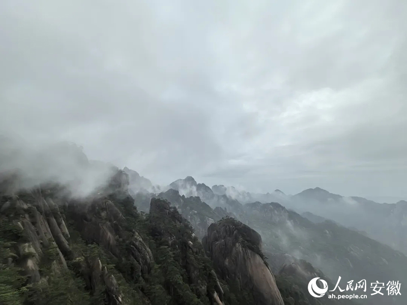 云霧繚繞的黃山。人民網(wǎng)記者 汪瑞華攝