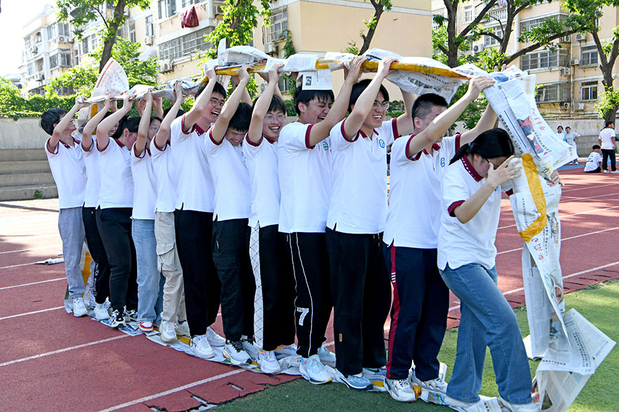 安徽省淮南一中高三學(xué)生在團(tuán)體心理輔導(dǎo)活動(dòng)中參加“無敵風(fēng)火輪”游戲，增強(qiáng)學(xué)生精誠合作的團(tuán)隊(duì)精神。