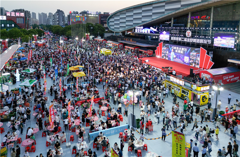 2024蚌埠市第二屆龍蝦啤酒嗨玩節(jié)開幕。