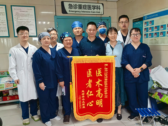 李先生向醫(yī)護(hù)人員送來(lái)錦旗。李博 供圖