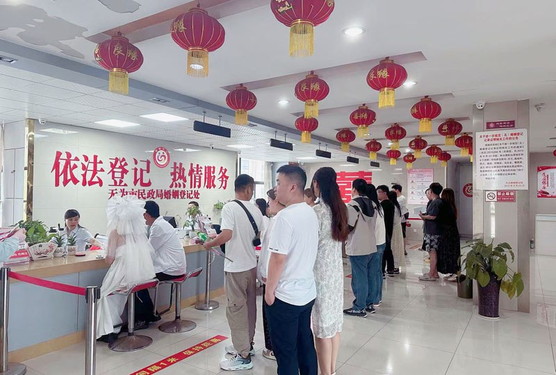 無(wú)為市婚姻登記處新人在排隊(duì)登記。
