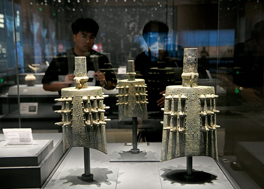 游客在安徽省淮南市壽縣安徽楚文化博物館里通過展出的“竊曲紋銅甬鐘”，學(xué)習(xí)了解楚文化。