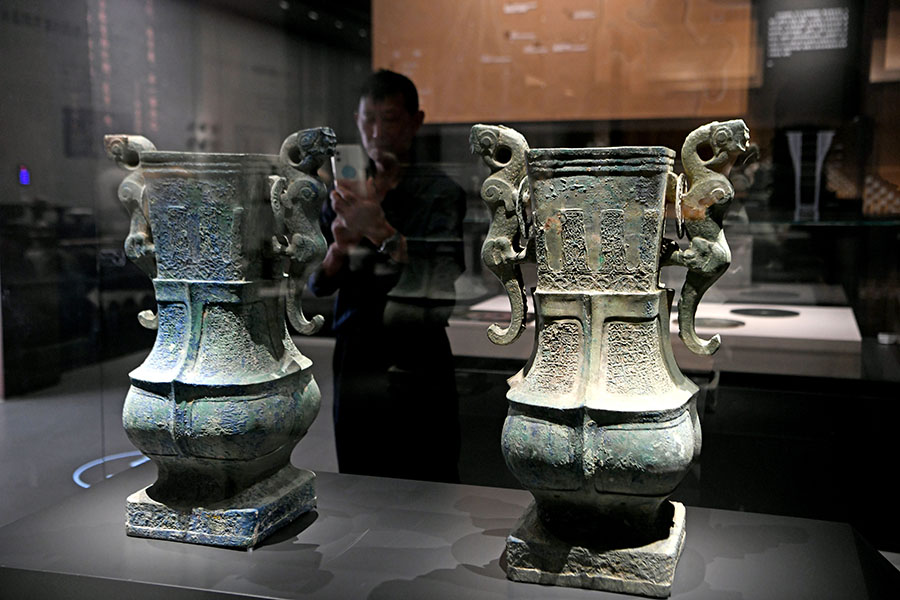 游客在安徽省淮南市壽縣安徽楚文化博物館里通過展出的“蟠虺紋獸耳銅方壺”，學(xué)習(xí)了解楚文化。
