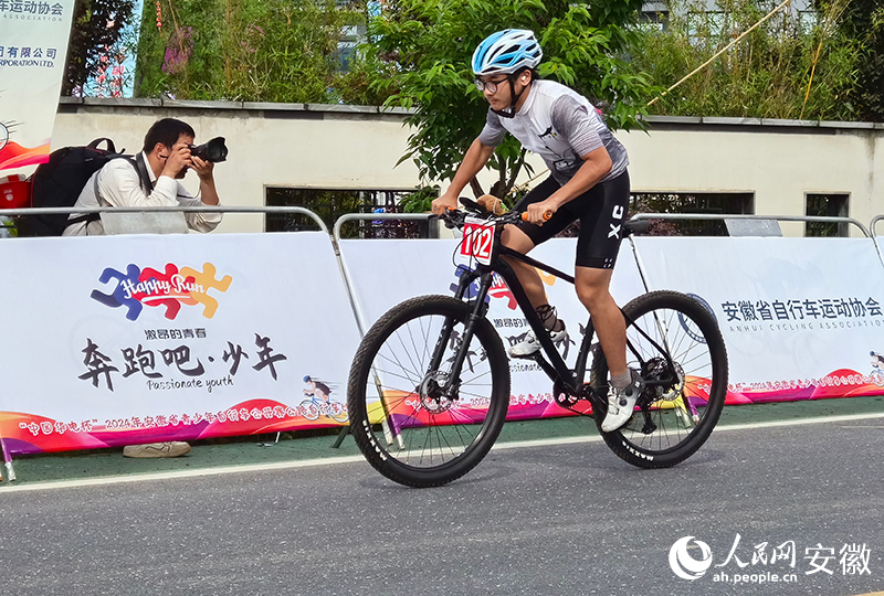 比賽伊始，選手從起點(diǎn)出發(fā)。人民網(wǎng)記者 汪瑞華攝.jpg