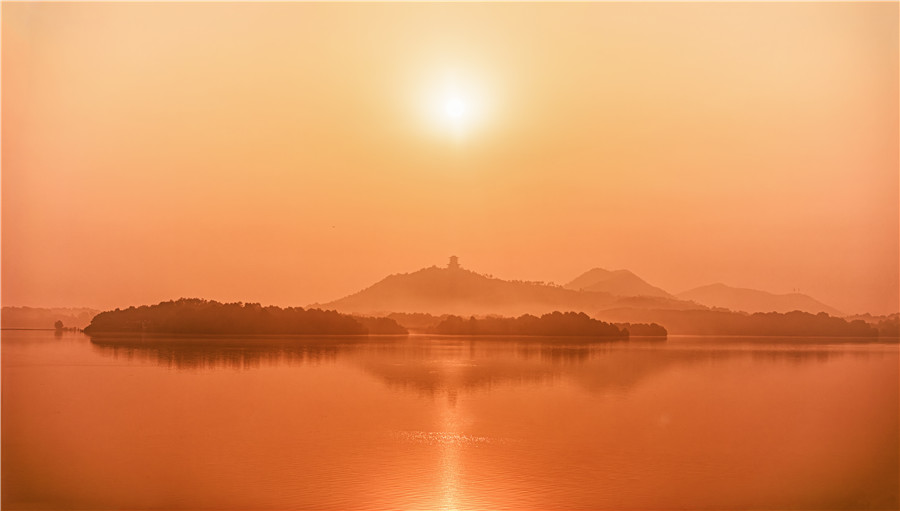 平天湖畔日初升。