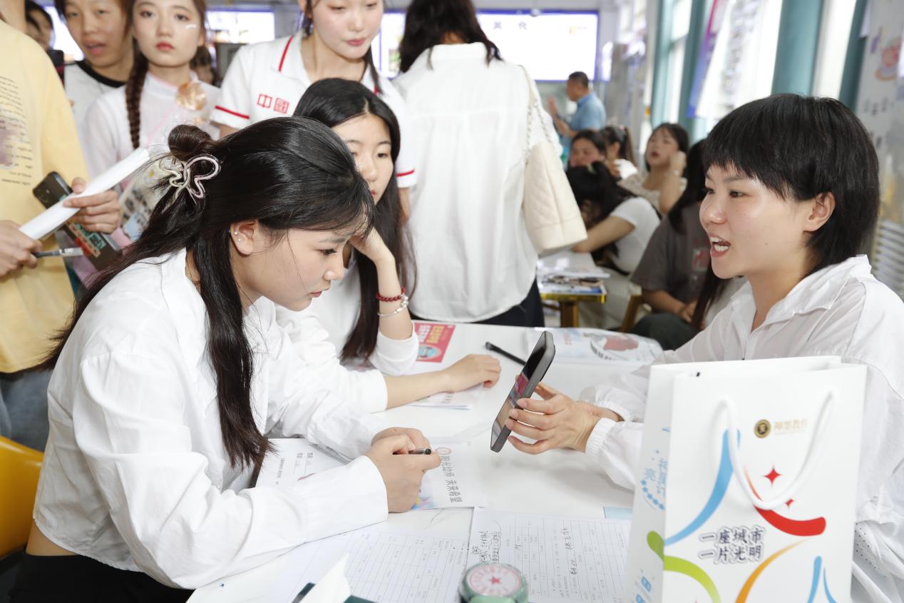 該校學生積極參加招聘會。宿州逸夫師范學校供圖
