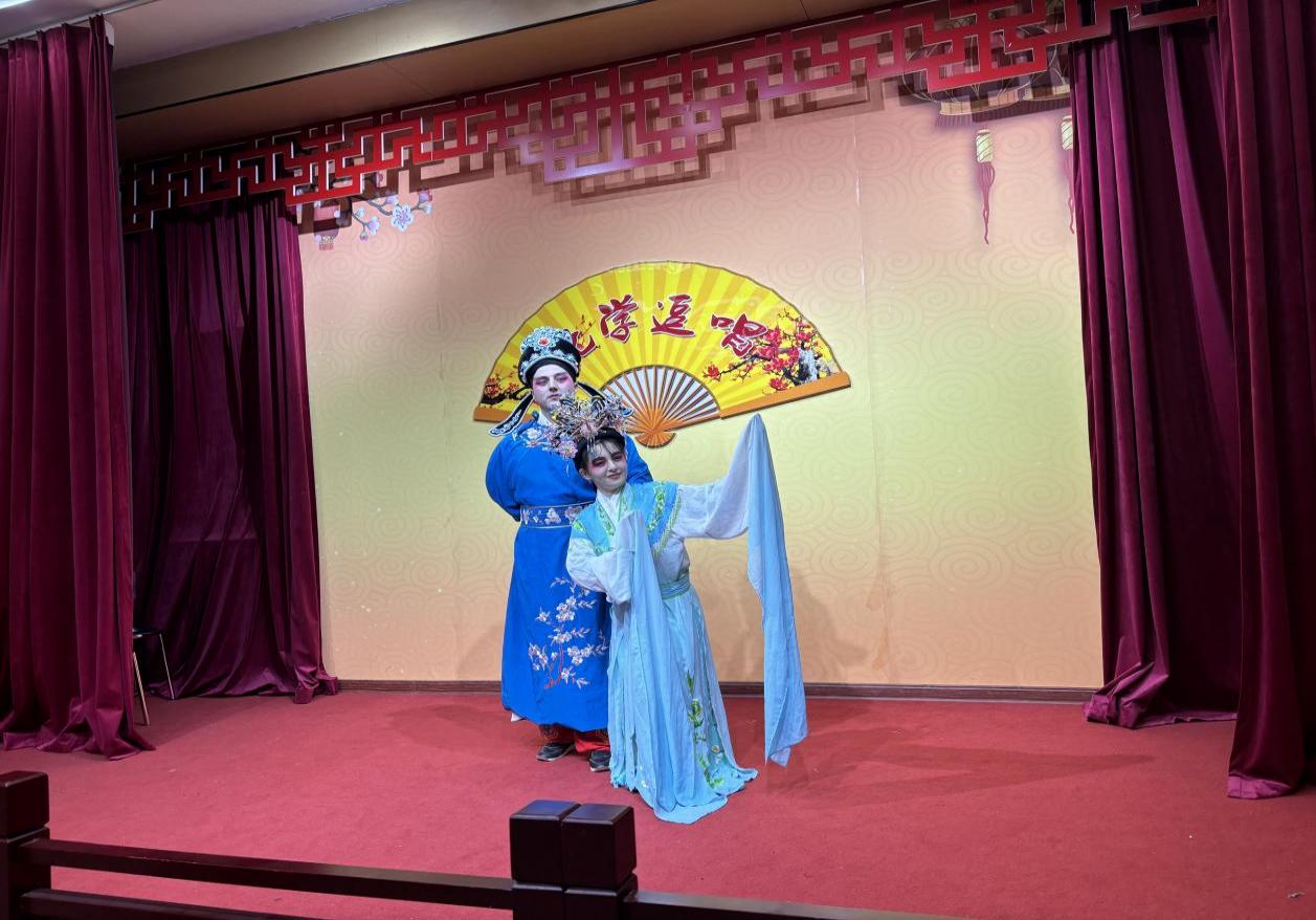 在濉溪縣文化館曲藝廳，留學(xué)生學(xué)習(xí)淮北花鼓戲唱腔與動作。楊雅婷攝