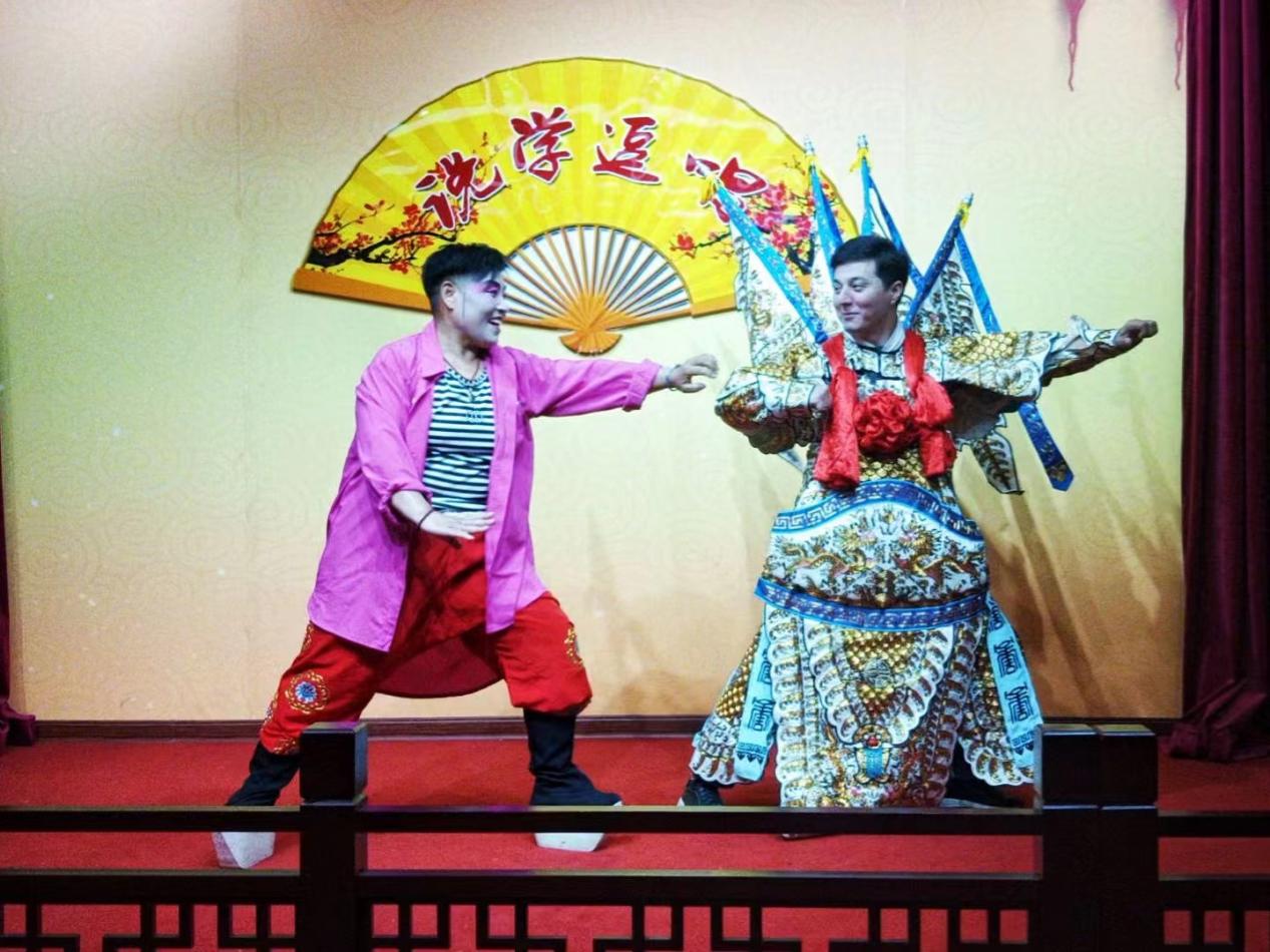 在濉溪縣文化館曲藝廳，留學(xué)生學(xué)習(xí)淮北花鼓戲唱腔與動作。左一為國家級傳承人周玉玲。韓淑華攝