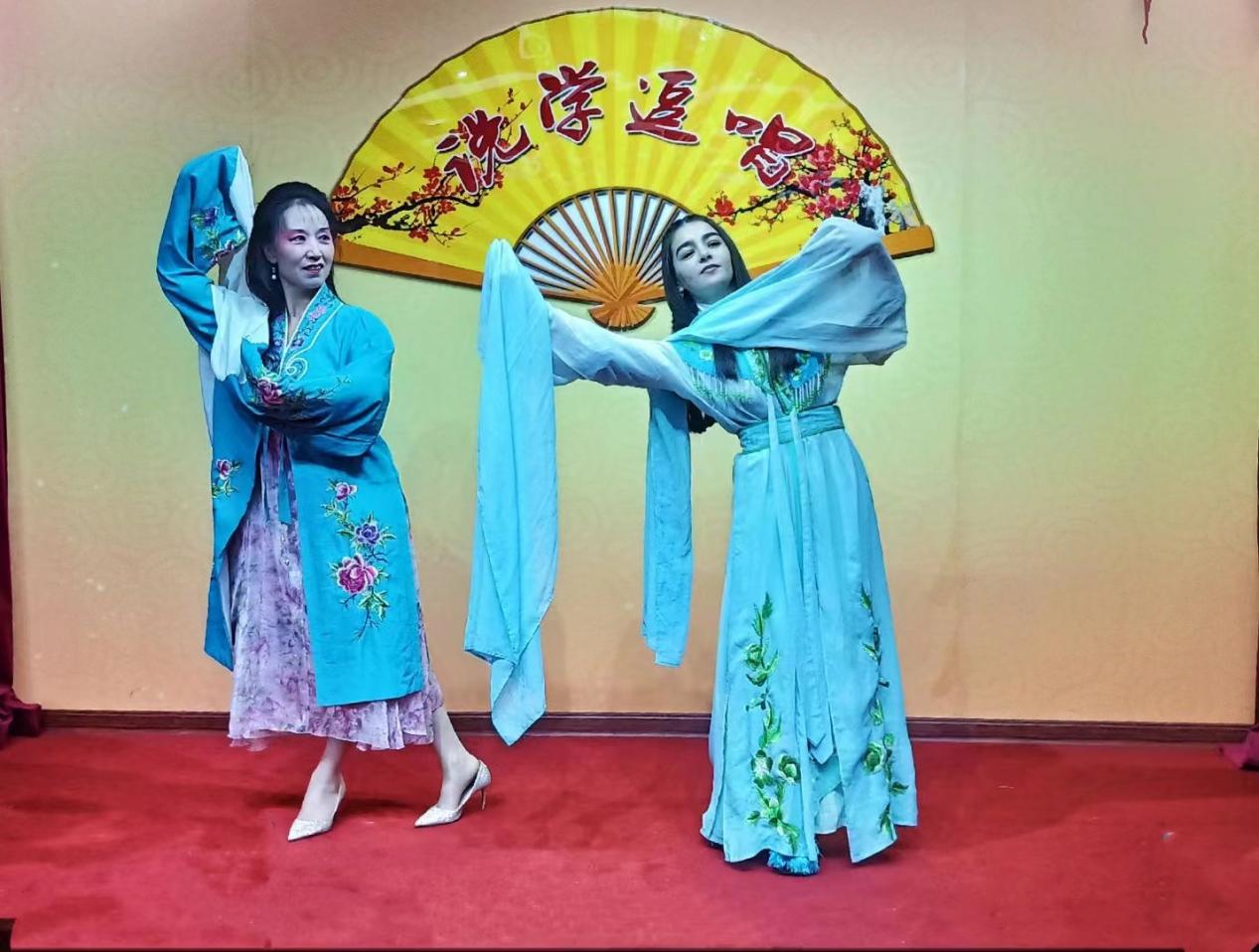在濉溪縣文化館曲藝廳，留學(xué)生學(xué)習(xí)淮北花鼓戲。左一為省級傳承人王秀梅。韓淑華攝