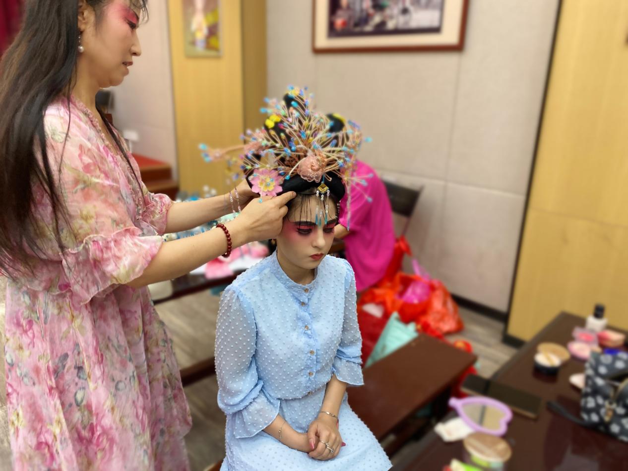 淮北花鼓戲省級傳承人王秀梅為留學(xué)生做戲裝打扮。楊雅婷攝
