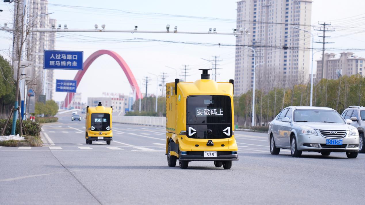 正在南陵縣城道路上行駛的新能源無人快遞車。余桐攝