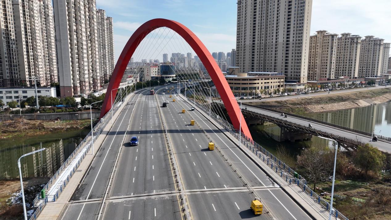在南陵縣城行駛的新能源無人快遞車。余桐攝