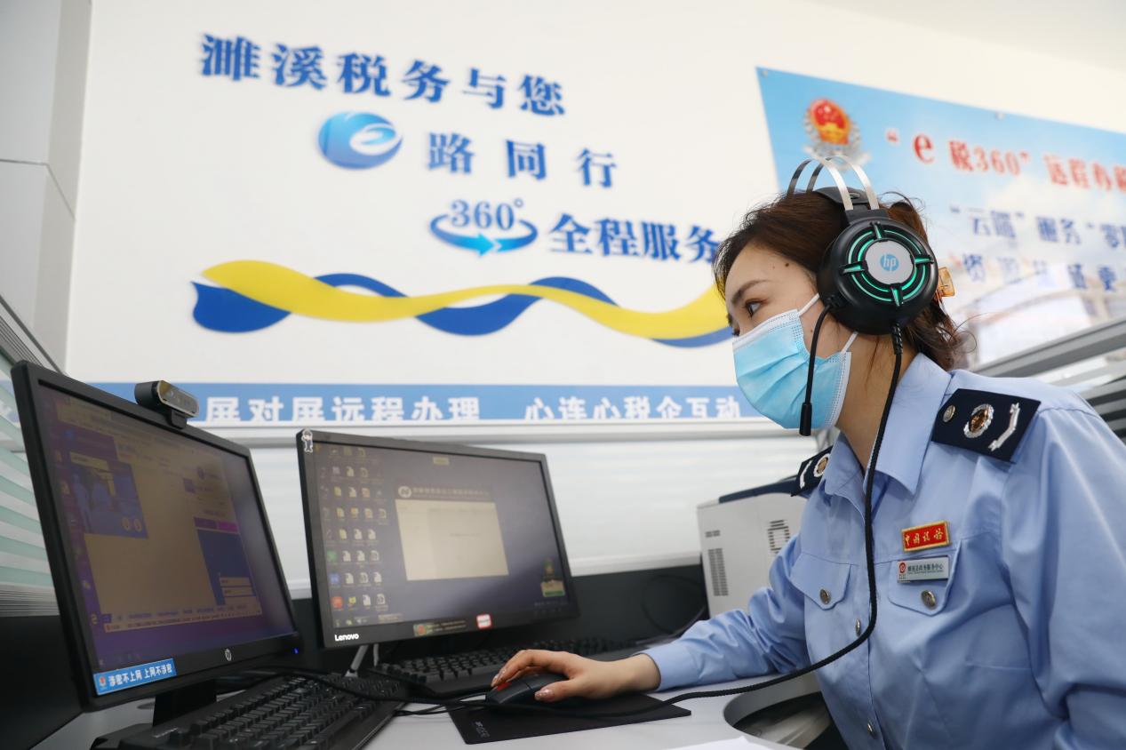 濉溪縣稅務(wù)人員通過“e稅360”遠(yuǎn)程輔導(dǎo)辦稅業(yè)務(wù) 萬善朝 攝