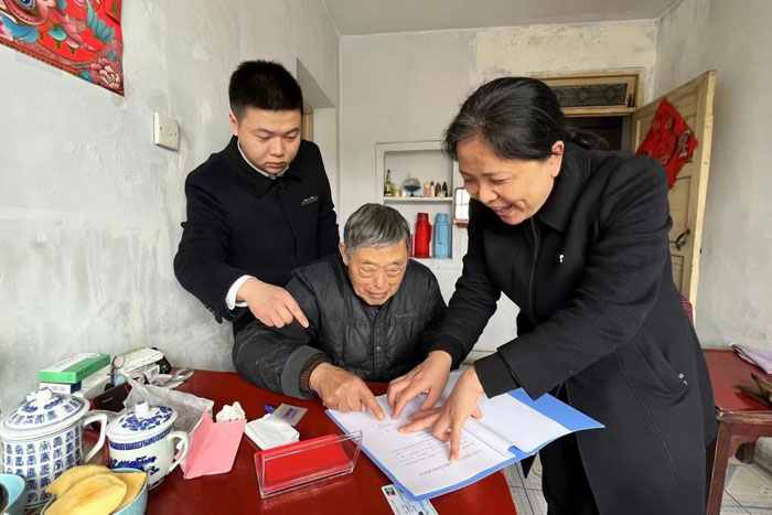 馬鞍山馬鋼支行為行動(dòng)不便的老年客戶提供上門信息核實(shí)服務(wù)，工行安徽省分行供圖