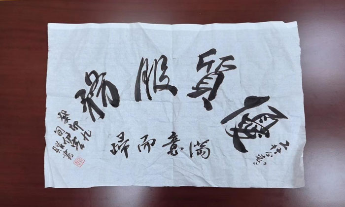 一位老年客戶到六安皖西路支行送出自己手寫的感謝信。工行安徽省分行供圖