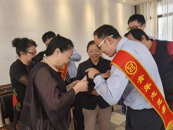 工行淮南分行組織業(yè)務(wù)骨干赴淮南市老年大學(xué)推廣“幸福生活版”手機(jī)銀行并開展金融知識(shí)宣傳。工行安徽省分行供圖
