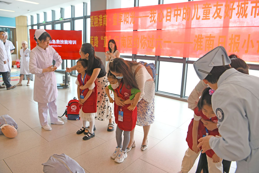 2024年6月1日，安徽理工大學(xué)第一附屬醫(yī)院南區(qū)醫(yī)務(wù)人員向小朋友傳授急救知識。