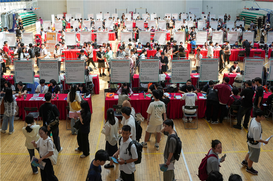 合肥市開展大型招聘會 近200家企業(yè)提供1萬余個崗位。人民網(wǎng)記者 王銳攝
