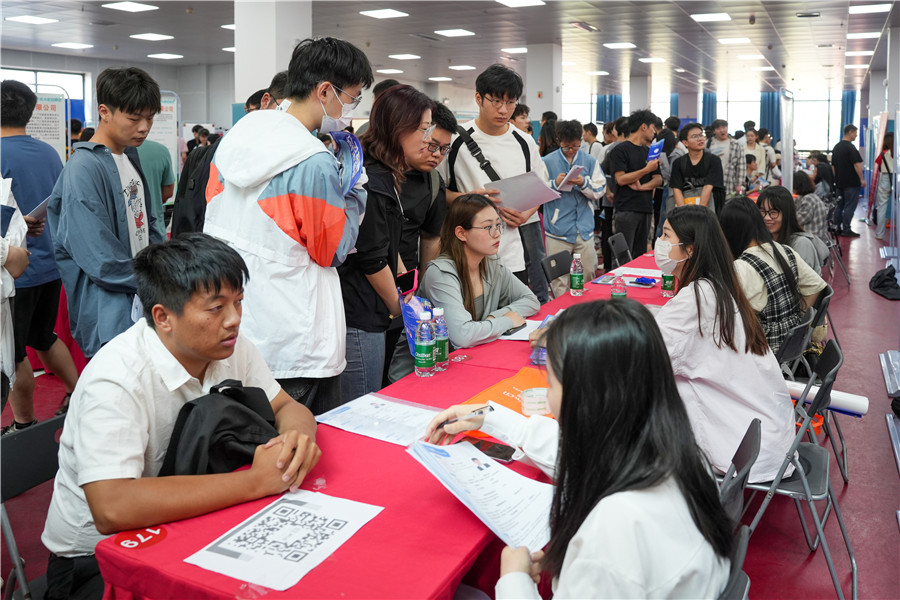 招聘會(huì)現(xiàn)場(chǎng)，部分企業(yè)招聘展臺(tái)前人氣火爆。人民網(wǎng)記者 王銳攝