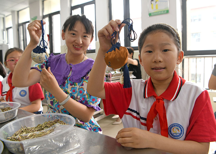 2024年6月6日，安徽省淮南市鳳臺縣第四實驗小學師生展示制作的端午節(jié)香包。