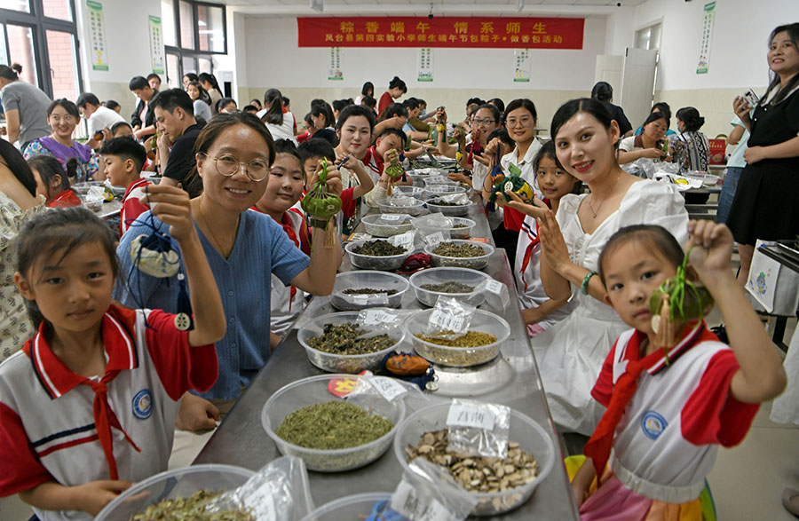 2024年6月6日，安徽省淮南市鳳臺(tái)縣第四實(shí)驗(yàn)小學(xué)師生展示制作的端午節(jié)香包。