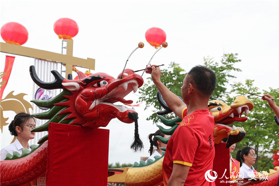 為龍舟點睛。人民網(wǎng)記者 張俊攝