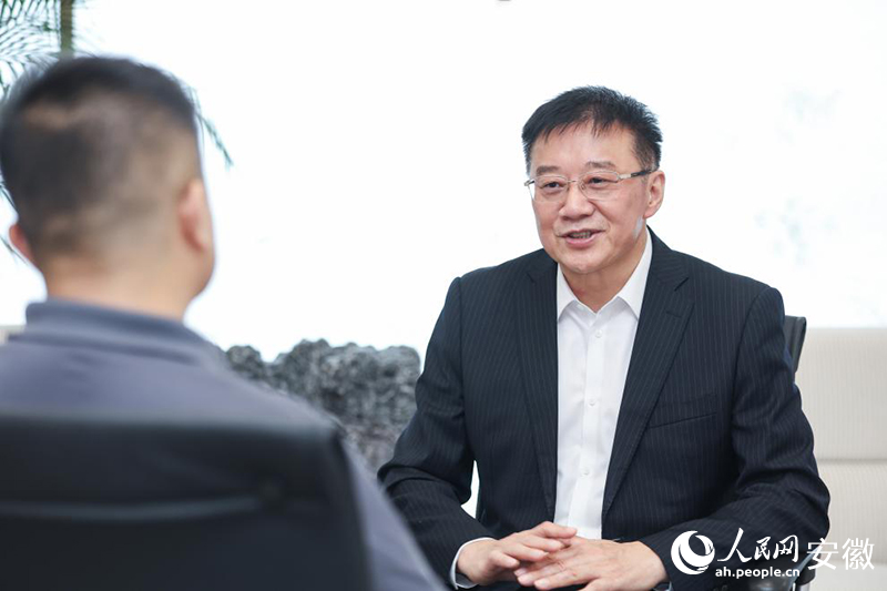 人民網(wǎng)記者專訪郵儲銀行安徽省分行黨委書記、行長卜東升。人民網(wǎng)記者 張俊攝