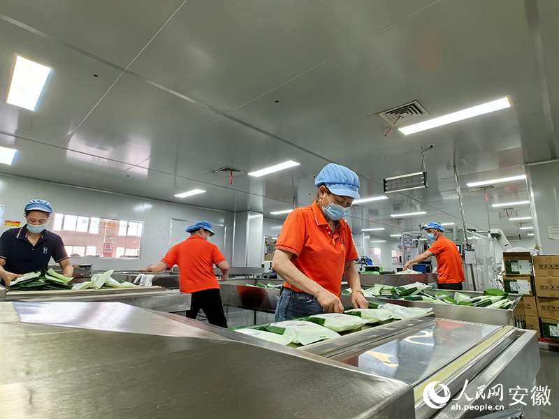 禾寧日用品車間里，工人正在加緊趕制訂單。人民網(wǎng)記者 汪瑞華攝