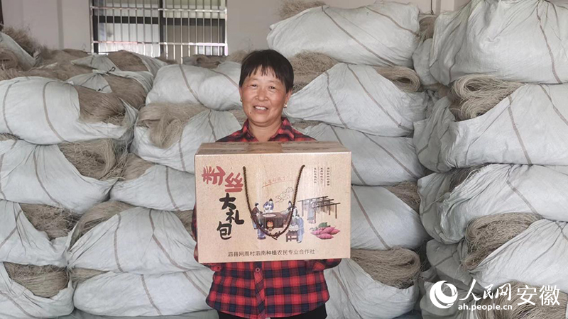 紅薯產業(yè)發(fā)展同時也帶動了粉絲產業(yè)。人民網(wǎng) 胡雨松攝