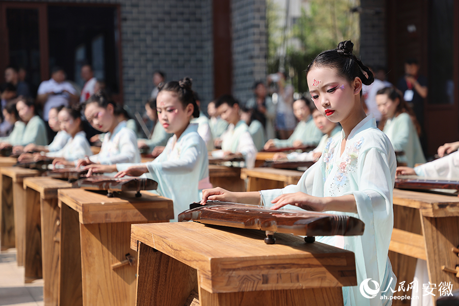學(xué)生表演古琴曲《高山流水》。人民網(wǎng)記者 王曉飛攝