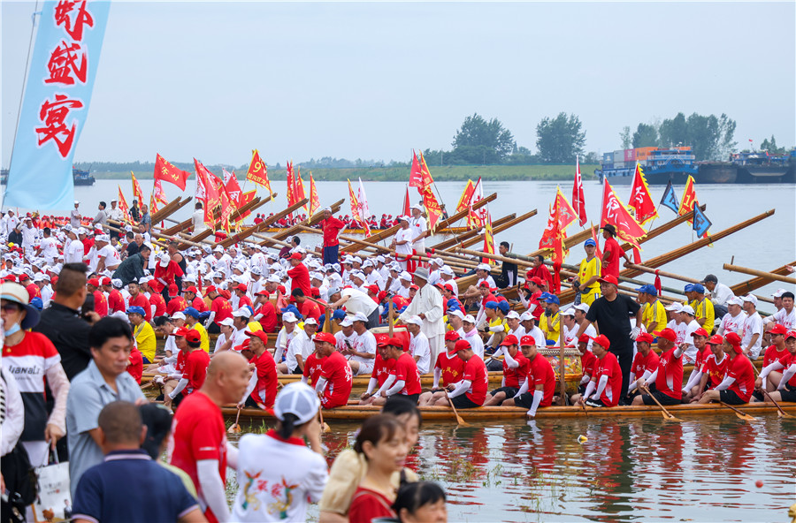 陡溝鎮(zhèn)今天下水的龍舟有109條，其中鳳船有13條（女子隊(duì)）。人民網(wǎng)記者 陶濤攝