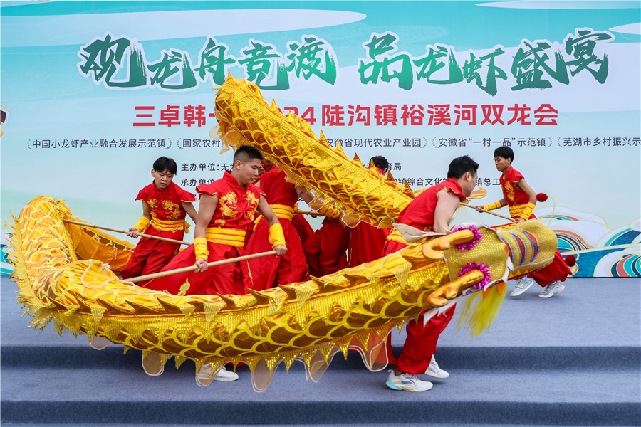 今年，陡溝鎮(zhèn)把“觀龍舟”和“品龍蝦”合二為一，取名“雙龍會”。人民網(wǎng)記者 陶濤攝