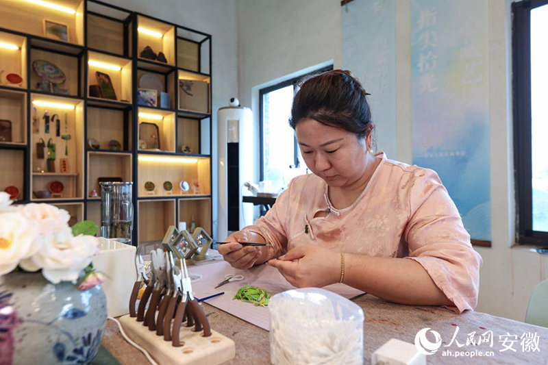 長(zhǎng)豐馬郢“創(chuàng)客”展示傳統(tǒng)工藝。人民網(wǎng)記者 張俊攝