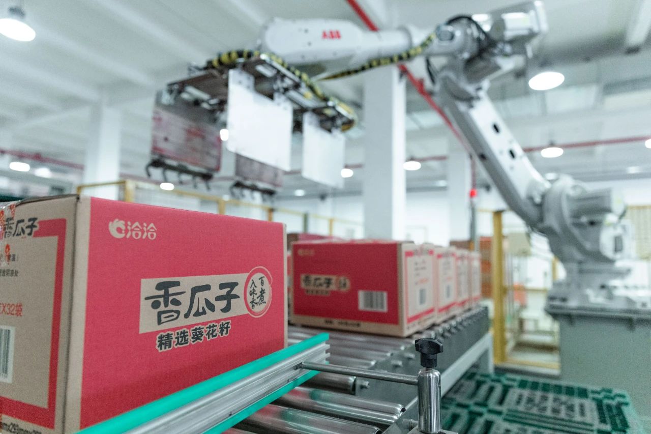 洽洽食品合肥工廠碼垛手臂工作中。劉萌攝