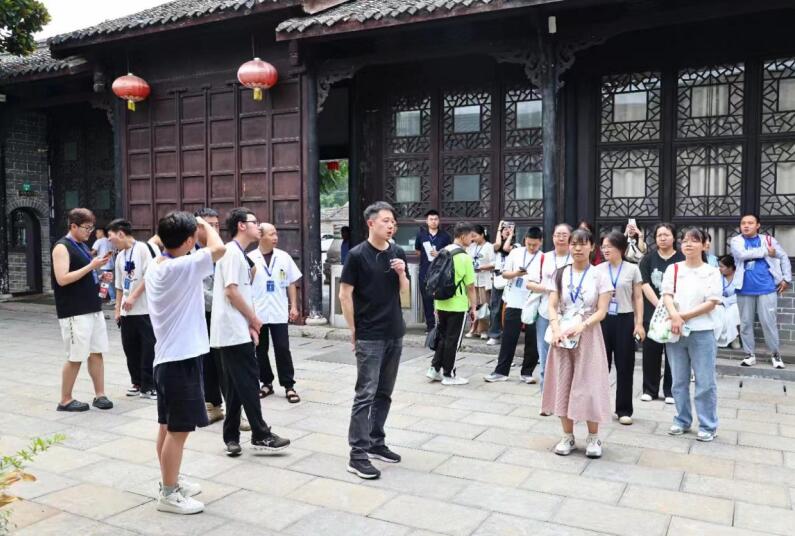 學子們走進程文炳宅院。 王銳 攝