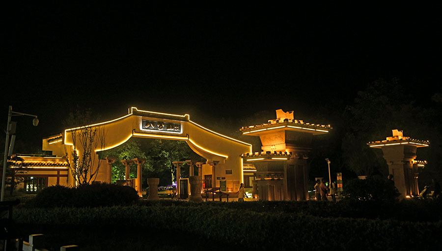 安徽省淮南市八公山風(fēng)景區(qū)積極培育夜游旅游市場(chǎng)，通過燈光秀吸引游客到景區(qū)納涼，感受景區(qū)夜晚的魅力。