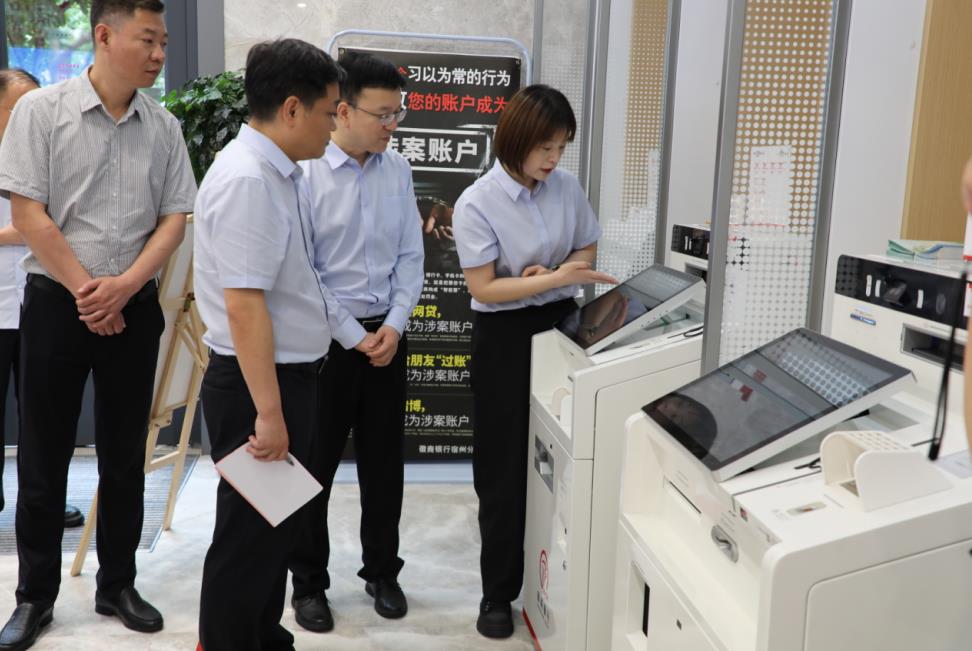 徽商銀行埇橋支行工作人員正在演示“就近辦”服務(wù)點(diǎn)智能自助機(jī)公積金業(yè)務(wù)功能。李金龍供圖