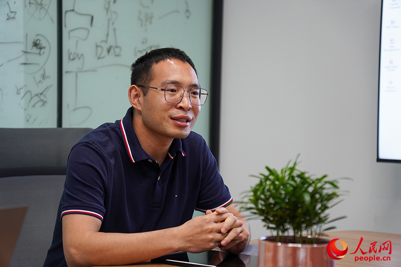 孫漢濤與同事討論技術(shù)問題。人民網(wǎng)記者 陳若天攝