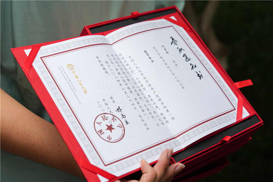 許景軒現(xiàn)場展示錄取通知書。人民網(wǎng)記者 苗子健攝
