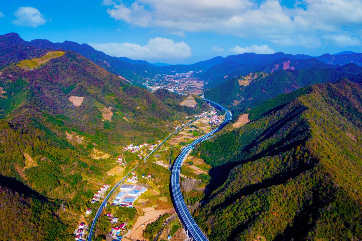 俯瞰逢山開(kāi)路的安徽高速公路。安徽交控集團(tuán)供圖